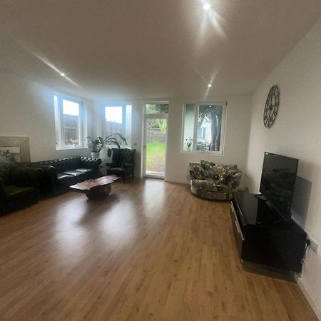 North London A Spacious 7 Bedroom House Accommodating Up To 18 People Complete With Own Gym And Table Tennis Bagian luar foto