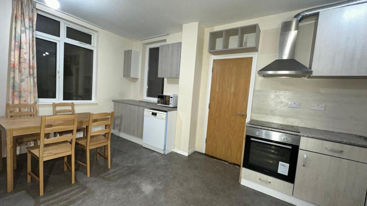 North London A Spacious 7 Bedroom House Accommodating Up To 18 People Complete With Own Gym And Table Tennis Bagian luar foto
