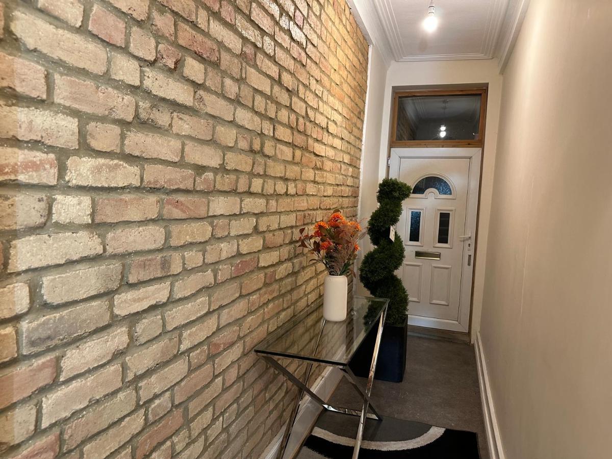 North London A Spacious 7 Bedroom House Accommodating Up To 18 People Complete With Own Gym And Table Tennis Bagian luar foto