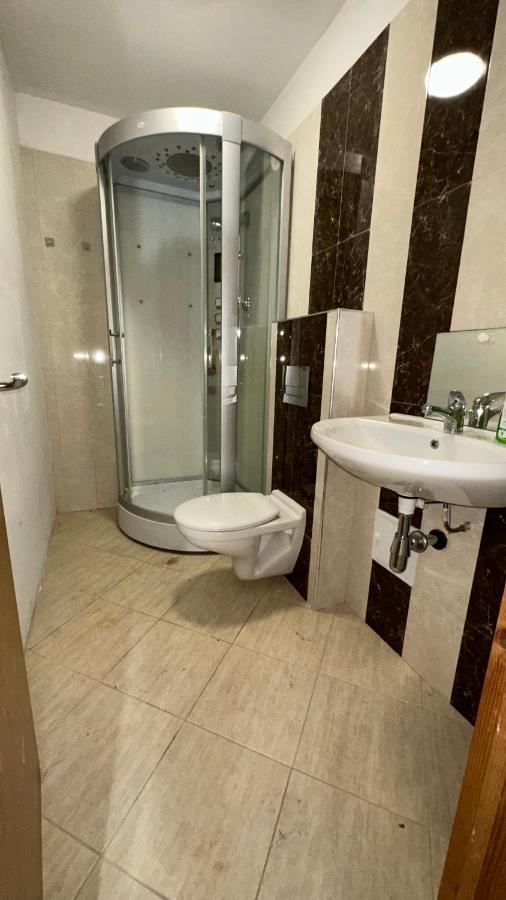 North London A Spacious 7 Bedroom House Accommodating Up To 18 People Complete With Own Gym And Table Tennis Bagian luar foto