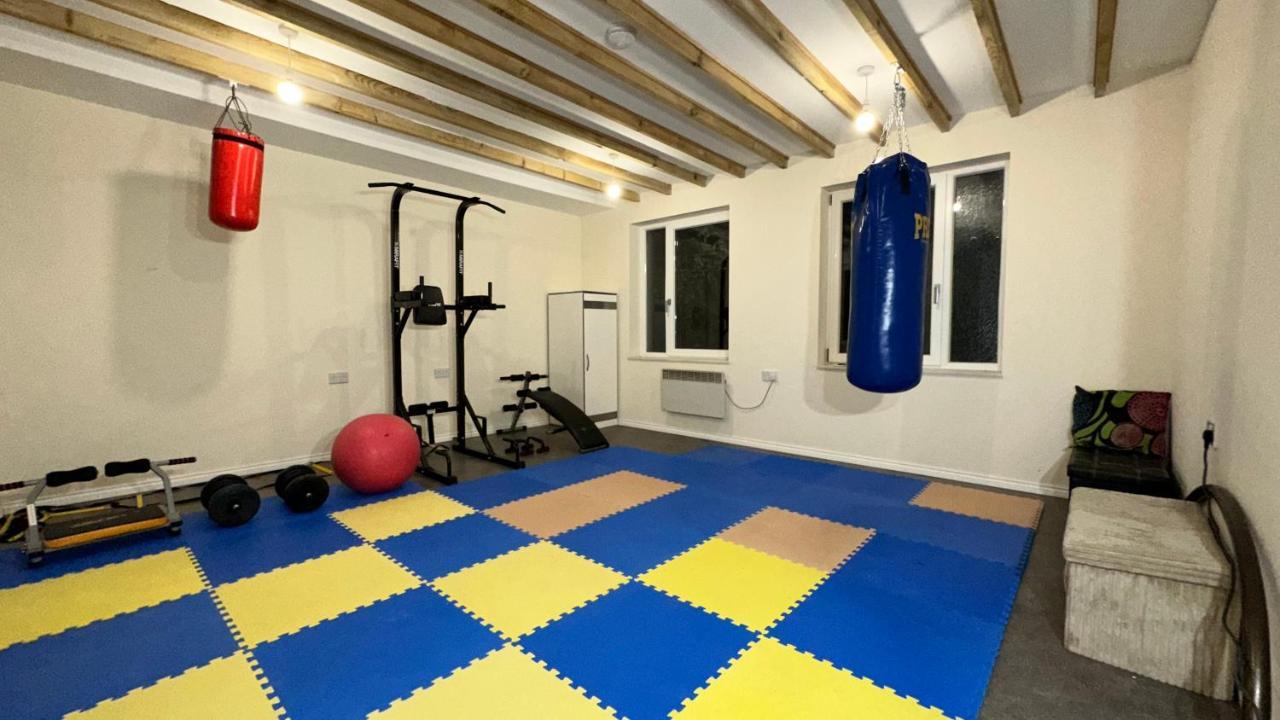 North London A Spacious 7 Bedroom House Accommodating Up To 18 People Complete With Own Gym And Table Tennis Bagian luar foto