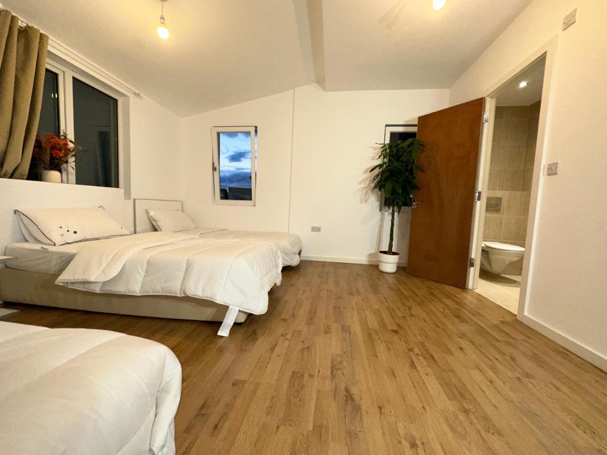 North London A Spacious 7 Bedroom House Accommodating Up To 18 People Complete With Own Gym And Table Tennis Bagian luar foto