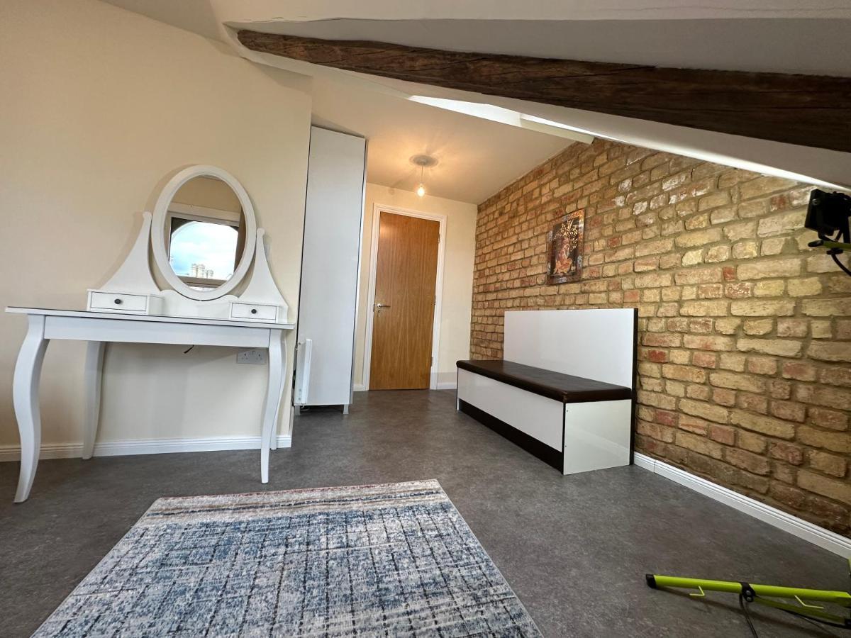 North London A Spacious 7 Bedroom House Accommodating Up To 18 People Complete With Own Gym And Table Tennis Bagian luar foto