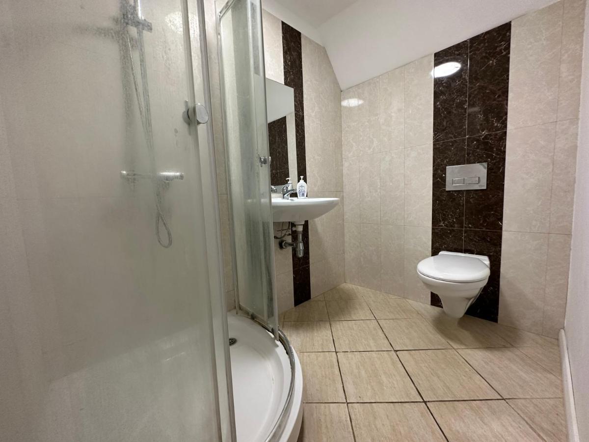 North London A Spacious 7 Bedroom House Accommodating Up To 18 People Complete With Own Gym And Table Tennis Bagian luar foto