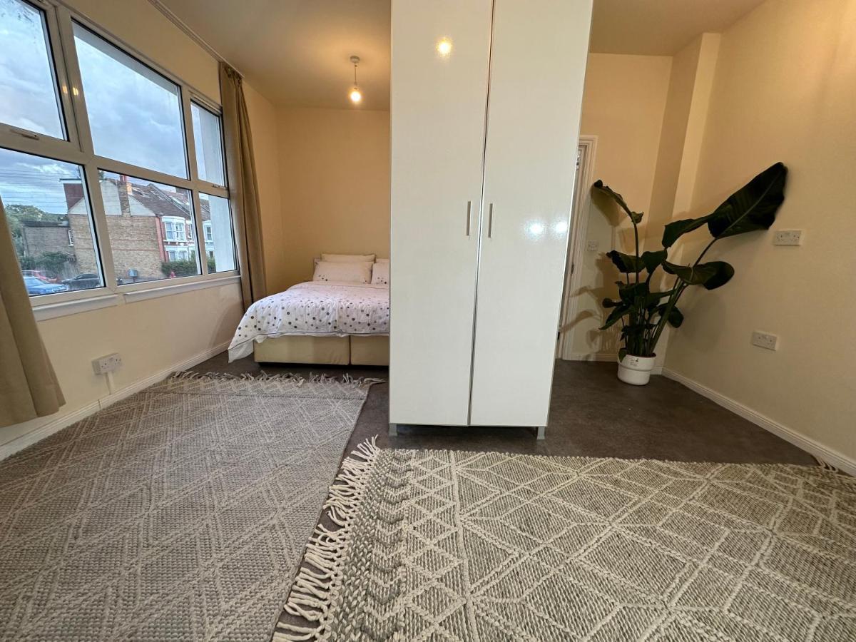 North London A Spacious 7 Bedroom House Accommodating Up To 18 People Complete With Own Gym And Table Tennis Bagian luar foto