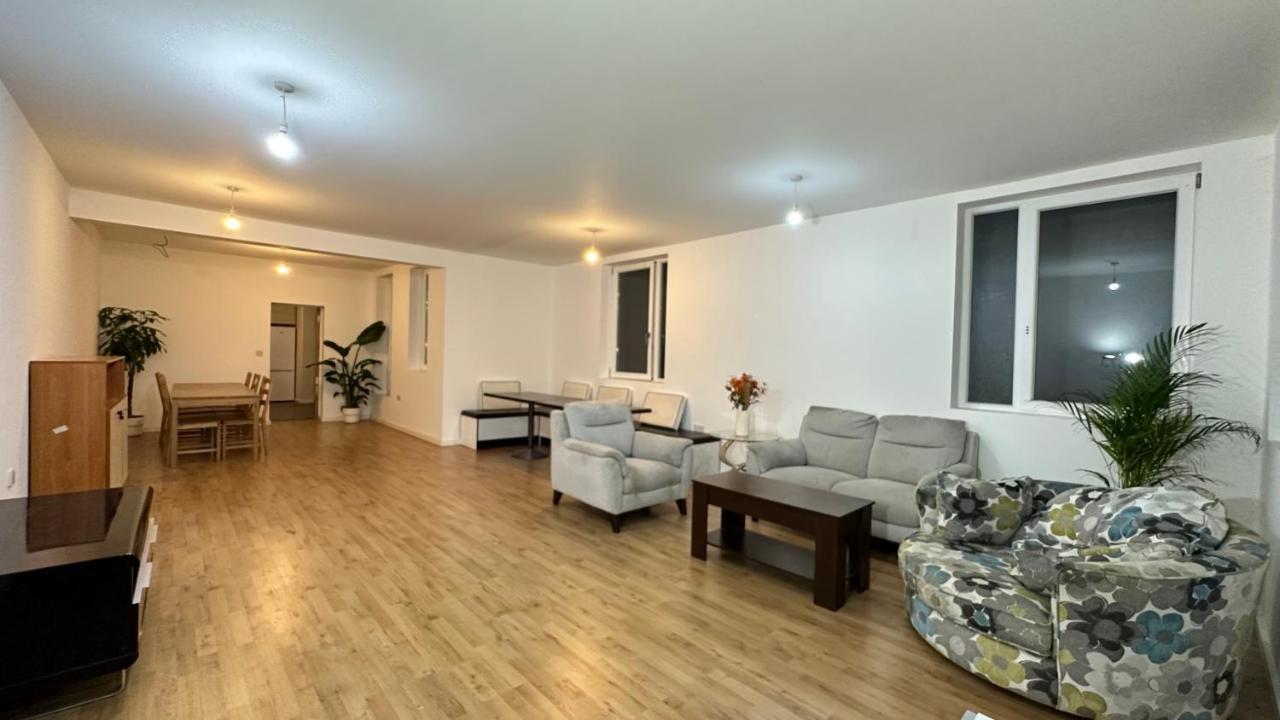North London A Spacious 7 Bedroom House Accommodating Up To 18 People Complete With Own Gym And Table Tennis Bagian luar foto