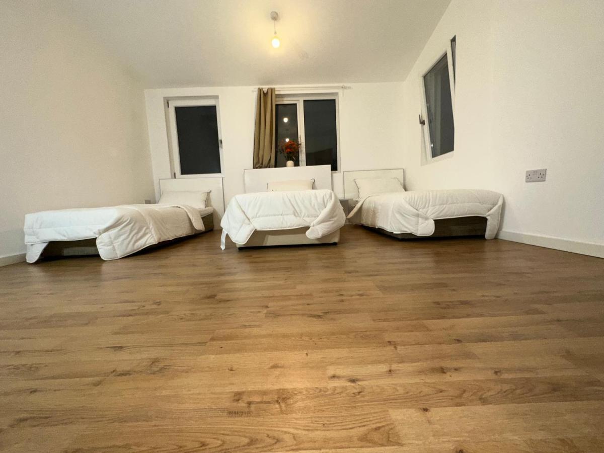 North London A Spacious 7 Bedroom House Accommodating Up To 18 People Complete With Own Gym And Table Tennis Bagian luar foto