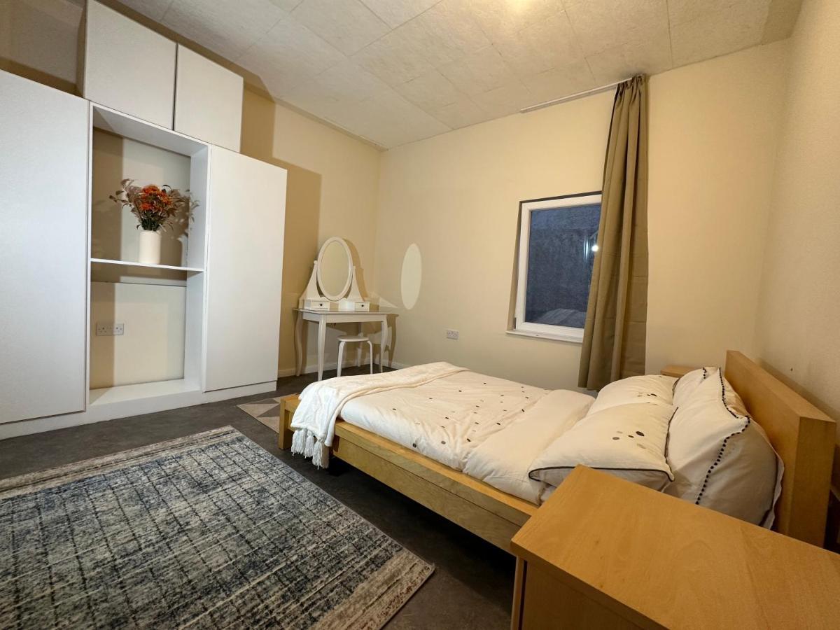 North London A Spacious 7 Bedroom House Accommodating Up To 18 People Complete With Own Gym And Table Tennis Bagian luar foto