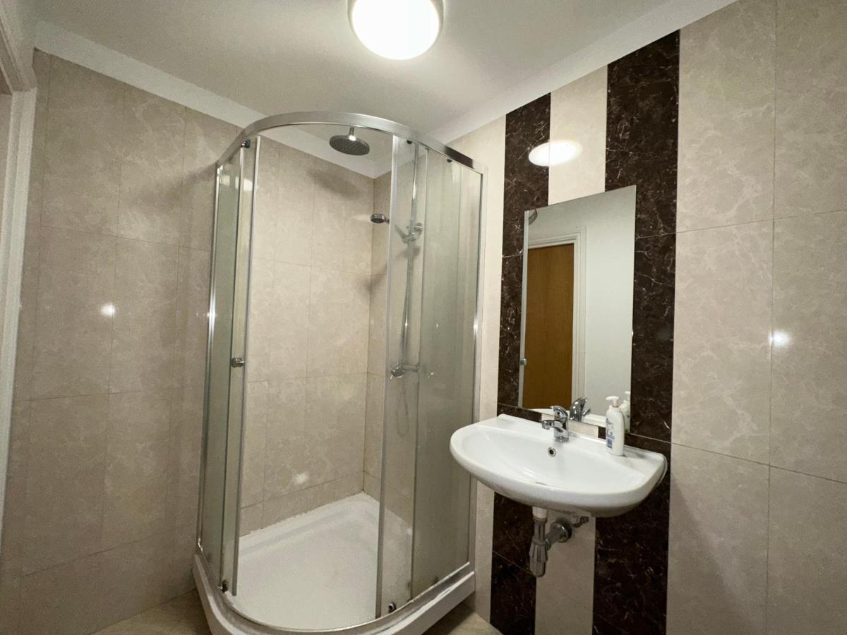 North London A Spacious 7 Bedroom House Accommodating Up To 18 People Complete With Own Gym And Table Tennis Bagian luar foto