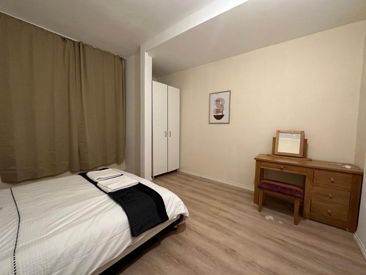 North London A Spacious 7 Bedroom House Accommodating Up To 18 People Complete With Own Gym And Table Tennis Bagian luar foto