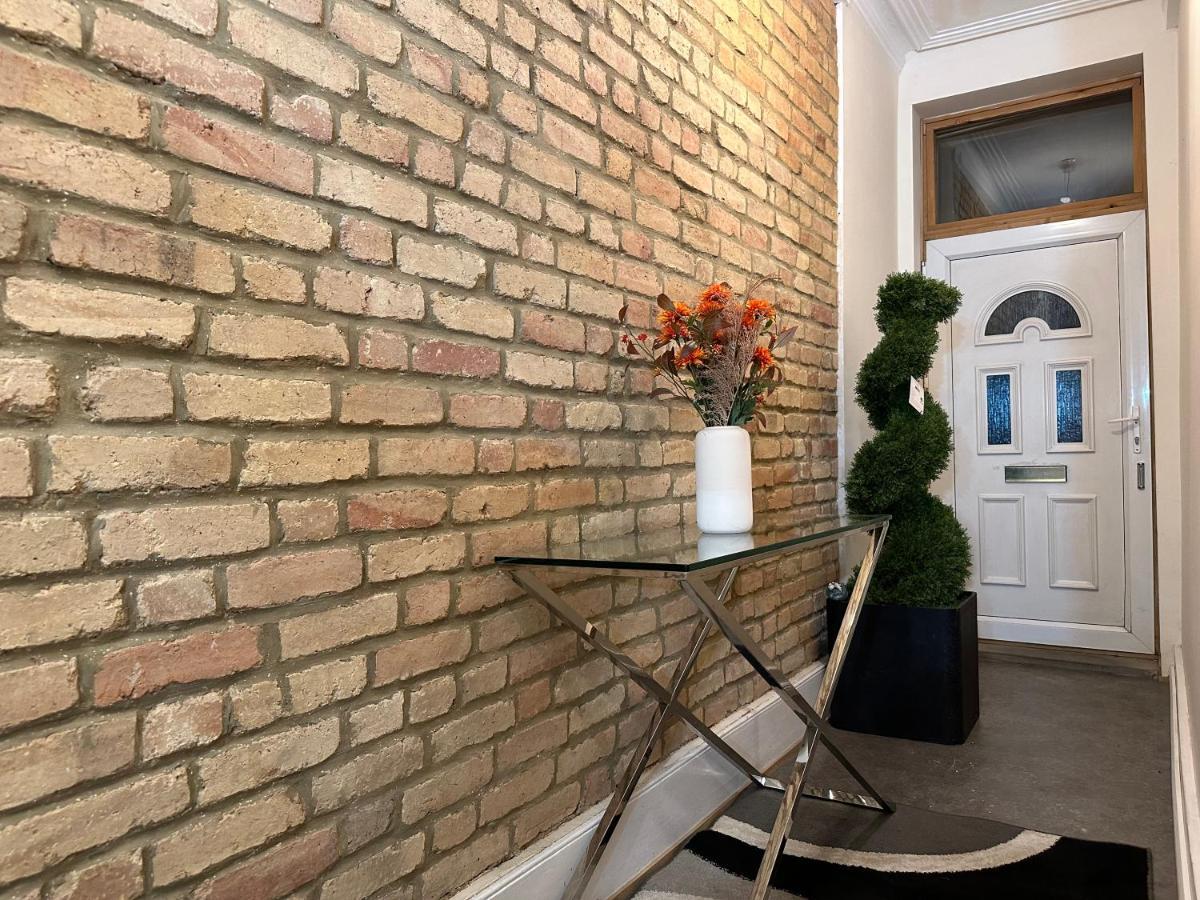North London A Spacious 7 Bedroom House Accommodating Up To 18 People Complete With Own Gym And Table Tennis Bagian luar foto