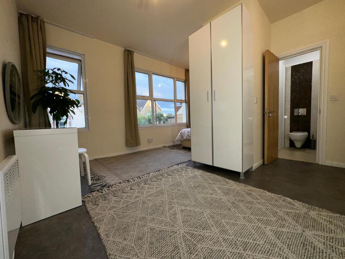 North London A Spacious 7 Bedroom House Accommodating Up To 18 People Complete With Own Gym And Table Tennis Bagian luar foto
