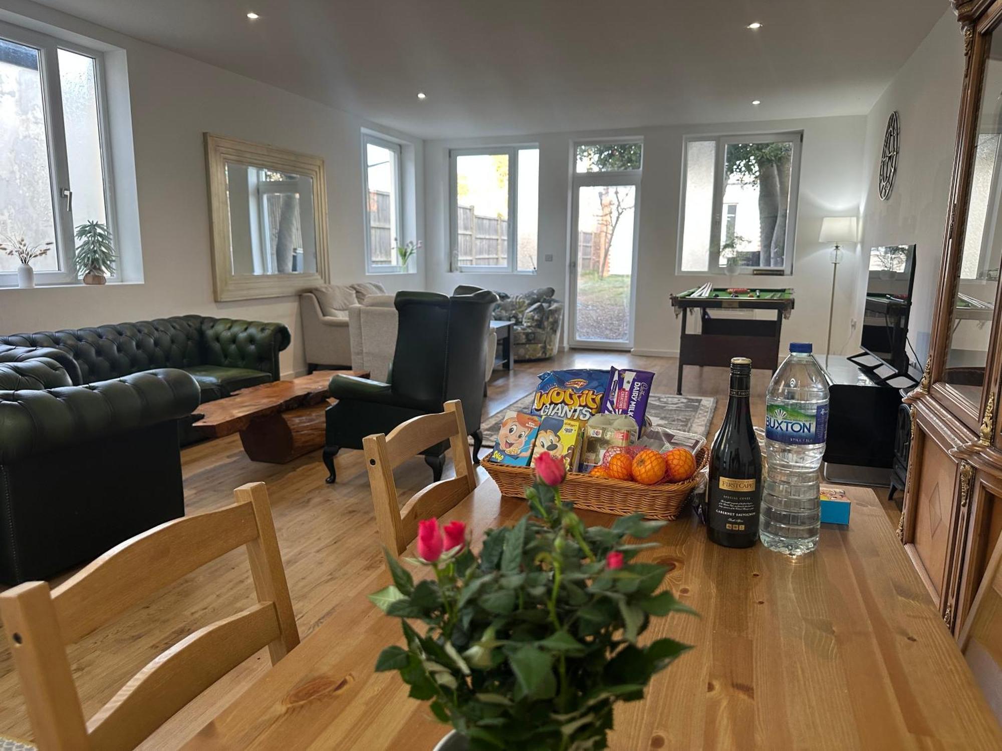 North London A Spacious 7 Bedroom House Accommodating Up To 18 People Complete With Own Gym And Table Tennis Bagian luar foto